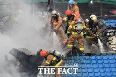 [TF포토] 경동시장 화재… '연기 속 화재 진압'